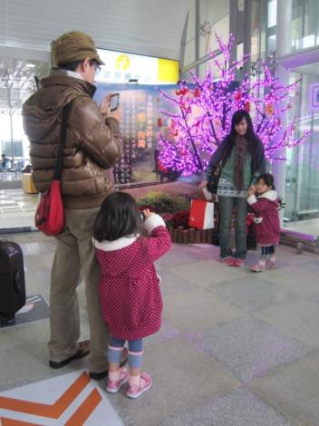 台鐵竹北站旅遊服務中心新裝潢　遊客拍照留念